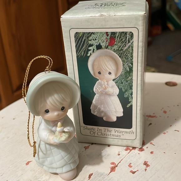 Precious Moments “ Share In The Warmth Of Christmas “ Porcelain Hanging Ornament - Picture 1 of 7